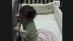 Video: Papá sube a la cuna para calmar a su bebé que llora, pero mira lo que sucede al final