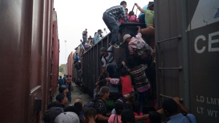 Cientos de migrantes ilegales abordan La Bestia, sumándose a los miles que están en camino hacia EEUU