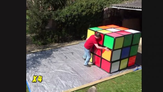 Video: Un hombre resuelve el cubo de Rubik más grande del mundo que pesa 100 kilos