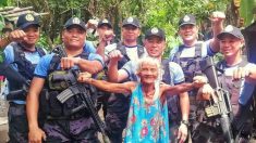 Policías “asaltan” con pastel, música y risas la casa de una humilde anciana que cumple 103 años