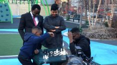 Niño sin hogar gana el campeonato de ajedrez y saca de la pobreza a su familia perseguida en Nigeria