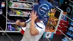 Ladrón asalta una tienda con una bolsa en la cara y se la quita para llevarse el botín