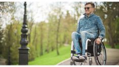 Paciente con esclerosis múltiple camina después de 10 años gracias a un tratamiento experimental