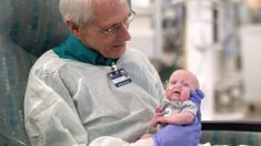 Abuelo de 81 años que adora abrazar a los bebés de la UCIN dona 1 millón de dólares al hospital