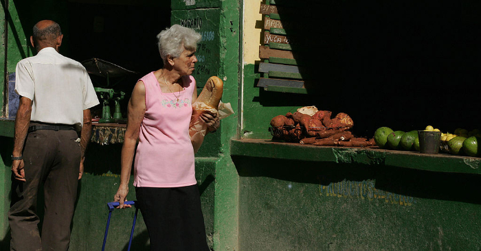 Una mujer compra productos alimenticios en La Habana, Cuba, el 31 de agosto de 2008. Foto de STR/AFP/Getty Images.