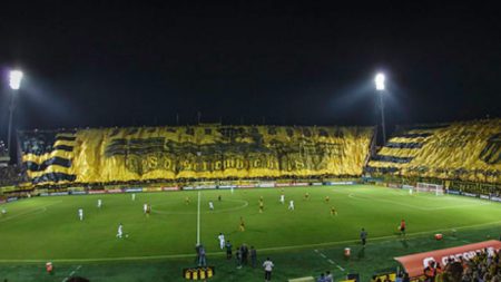 Arquero uruguayo cumple el sueño de un fan del equipo rival con síndrome de down de patear un penal