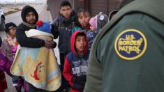 Cada vez más migrantes ilegales se entregan a las autoridades en la frontera México-EE. UU. en Texas