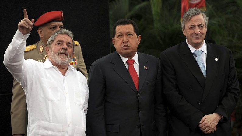Los expresidentes venezolano Hugo Chávez (C), el brasileño Luiz Inácio Lula da Silva (izq) y el argentino Néstor Kirchner (der), durante la reunión  en Caracas, el 6 de agosto de 2010. (JUAN BARRETO/AFP/Getty Images)