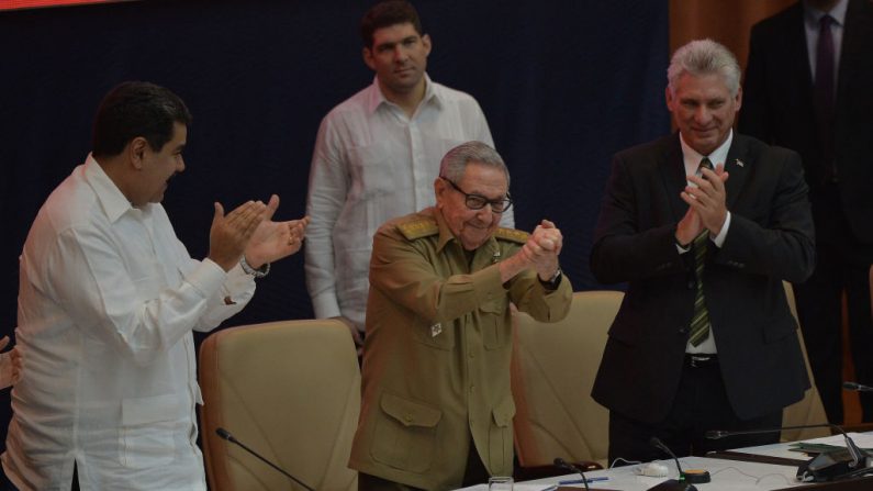 El Primer Secretario del Partido Comunista de Cuba, Raúl Castro (C), el presidente venezolano Nicolás Maduro (izq) y el presidente cubano Miguel Díaz-Canel, durante la XVI Cumbre del ALBA-TCP, en el Palacio de Convenciones en La Habana, el 14 de diciembre de 2018. (YAMIL LAGE/AFP/Getty Images)
