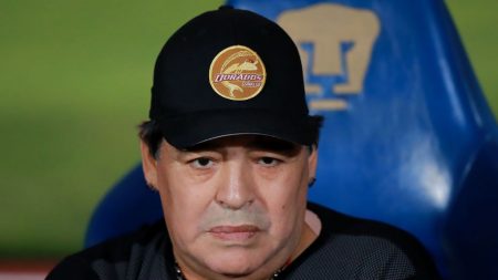 Multan a Maradona por apoyar a Maduro durante sus funciones como entrenador