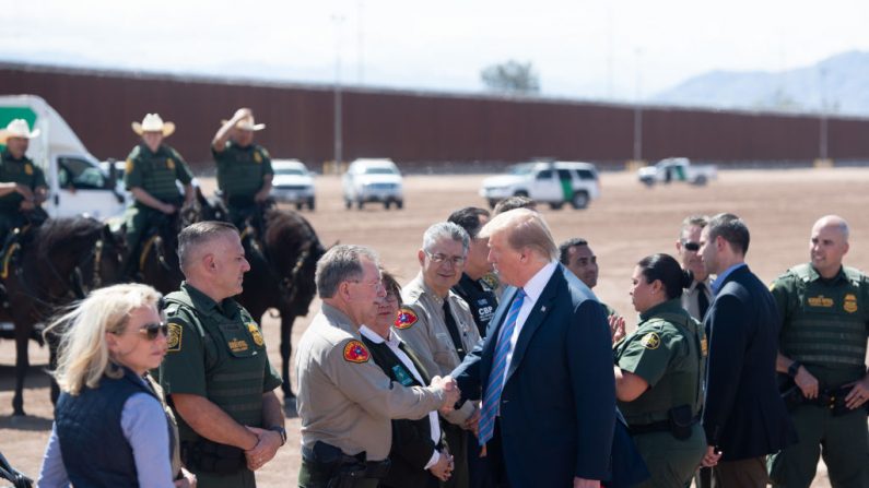 El presidente de Estados Unidos, Donald Trump, habla con los miembros de la Patrulla Fronteriza mientras recorre el muro fronterizo entre Estados Unidos y México en Caléxico, California, el 5 de abril de 2019. (SAUL LOEB/AFP/Getty Images)