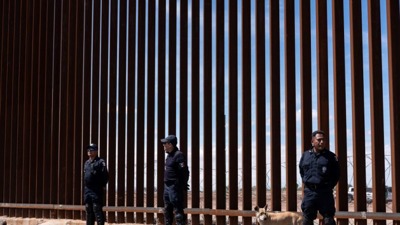 La policía federal de México hace guardia en la valla fronteriza entre México y Estados Unidos cuando el presidente Donald Trump visita Calexico, California, como se ve desde Mexicali, estado de Baja California, México, el 5 de abril de 2019. (GUILLERMO ARIAS/AFP/Getty Images)
