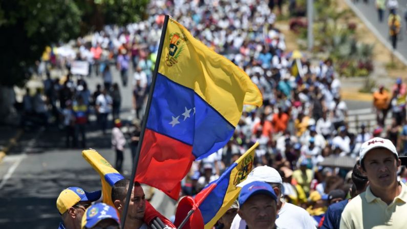 Los partidarios del líder venezolano y presidente interino Juan Guaidó participan en una demostración en Caracas el 6 de abril de 2019. (YURI CORTEZ/AFP/Getty Images)