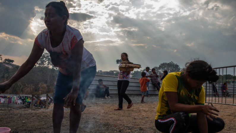 Miembros del grupo indígena venezolano Warao preparan comida en el refugio de la ONU Janokoida el 6 de abril de 2019 en Pacaraima, Brasil. (Victor Moriyama/Getty Images)