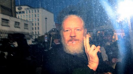 EE.UU. amplía acusaciones contra Assange y puede retrasar juicio de extradición