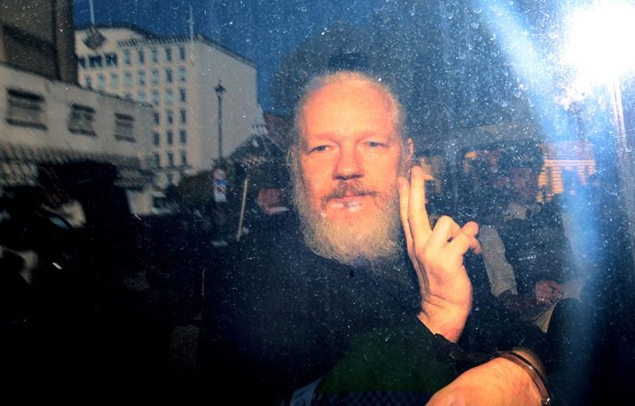 El fundador de Wikileaks, Julian Assange, fue arrestado por oficiales de la policía de Scotland Yard dentro de la embajada ecuatoriana en el centro de Londres, Reino Unido. (Jack Taylor/Getty Images)