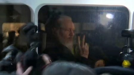 Sin asilo político Scotland Yard pudo detener a Assange cumpliendo orden de extradición de EE.UU.