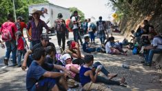 Bus con migrantes de Honduras y El Salvador se vuelca en México dejando numerosos heridos