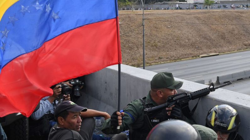 Soldados que apoyan al presidente encargado Juan Guaidó toman posición frente a la base de La Carlota en Caracas el 30 de abril de 2019. (YURI CORTEZ/AFP/Getty Images)