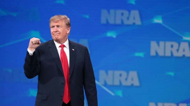 El presidente de los Estados Unidos, Donald Trump, hace un gesto a los presentes en el Foro de Liderazgo de la NRA-ILA en la 148ª Reunión Anual de la NRA el 26 de abril de 2019 en Indianápolis, Indiana. (Scott Olson/Getty Images)