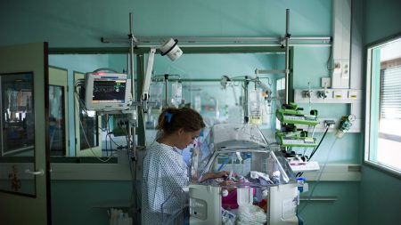 Médicos luchan por salvar la vida de un bebé que nació sin piel