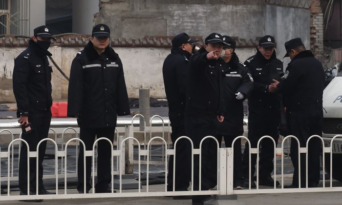La policía hace guardia ante el Tribunal Popular Intermedio No. 2, donde el abogado de derechos humanos Pu Zhiqiang fue condenado en Beijing, el 22 de diciembre de 2015. (GREG BAKER/AFP/Getty Images)