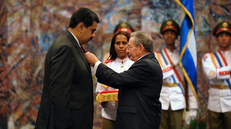 Raúl Castro (D), condecora a Nicolás Maduro en el Palacio de la Revolución en La Habana, el 18 de marzo de 2016. (YAMIL LAGE/AFP/Getty Images)