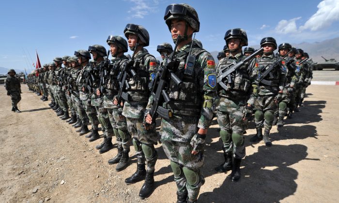 Soldados chinos en posición de firmes durante un ejercicio militar. (VYACHESLAV OSELEDKO/AFP/Getty Images)