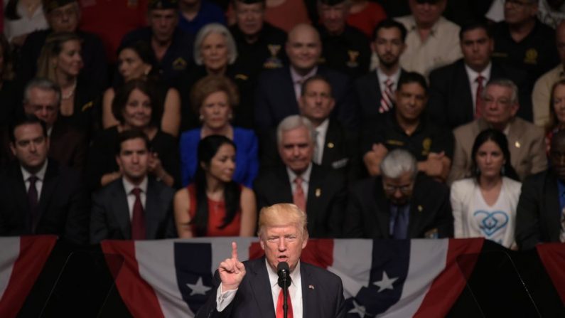 El presidente de Estados Unidos, Donald Trump, habla en el Teatro Manuel Artime de Miami, Florida, el 16 de junio de 2017. El evento marcó el momento en que Trump se comprometió a hacer retroceder el acuerdo de su predecesor, Barack Obama, a favor de medidas de apoyo al pueblo cubano y el fin de la dictadura comunista. (MANDEL NGAN/AFP/Getty Images)