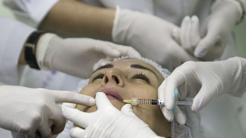 Paciente recibe un tratamiento con ácido hialurónico en la Sociedad Brasileña de Medicina Estética, en Río de Janeiro, Brasil. (ANTONIO SCORZA/AFP/Getty Images)