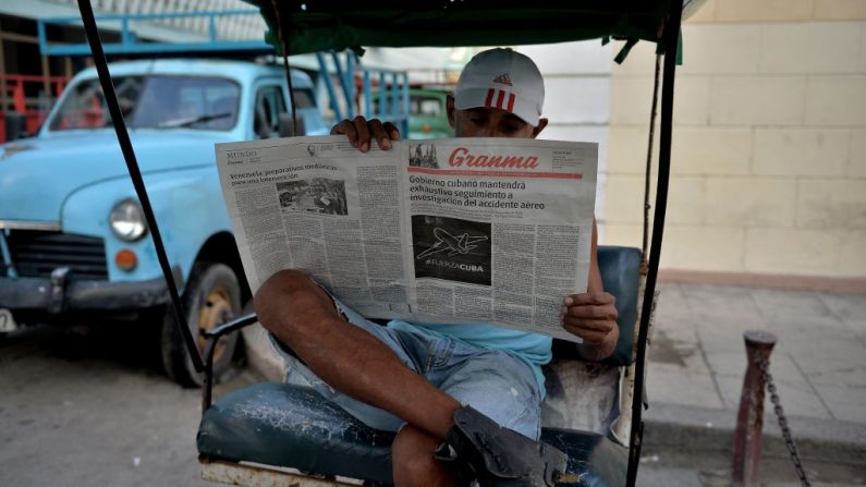 Un hombre lee el periódico oficial cubano Granma en La Habana, el 19 de mayo de 2018. (YAMIL LAGE/AFP/Getty Images)
