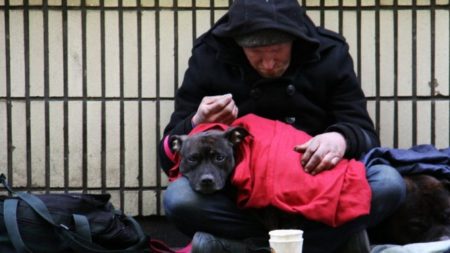 Empleado de restaurante comparte la comida con hombre sin hogar y su bondad se expande por el mundo