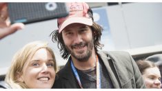 Keanu Reeves salva el día después de un aterrizaje de emergencia, ¡es más que un héroe de películas!