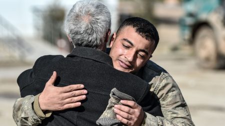 Este papá salta sobre un camarero y llora en sus brazos cuando descubre quién es