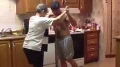 Este chico toma la mano de mamá mientras suena su canción favorita y su baile se vuelve viral