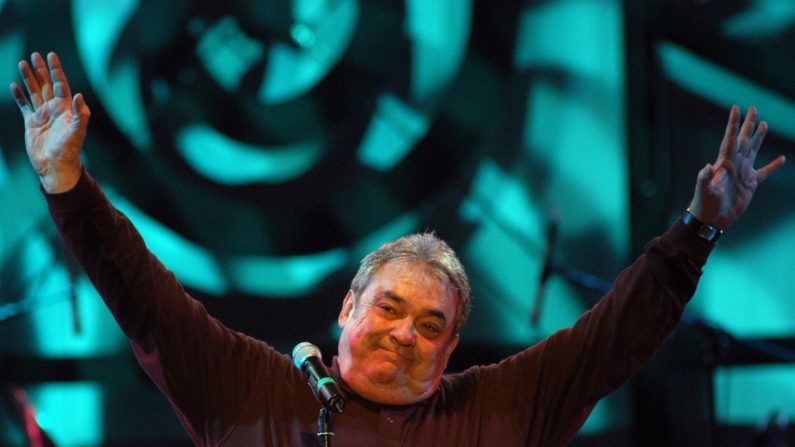 El cantautor argentino Alberto Cortéz durante su presentación en el primer día del concierto "Todas las voces Todas", en Quito, Ecuador. (EFE)