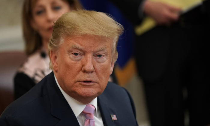 Foto del presidente Donas Trump en la oficina oval de la Casa Blanca, el 9 de abril de 2019. (Alex Wong/Getty Images)