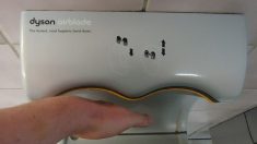 Secadores de manos en baños públicos chupan bacterias fecales y las soplan a las manos, dice estudio