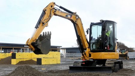 Padre pone a su hijo de 3 años a conducir una excavadora por la vía pública