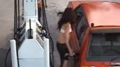 Karma instantáneo: Mujer intenta robar gasolina y vuela por los aires