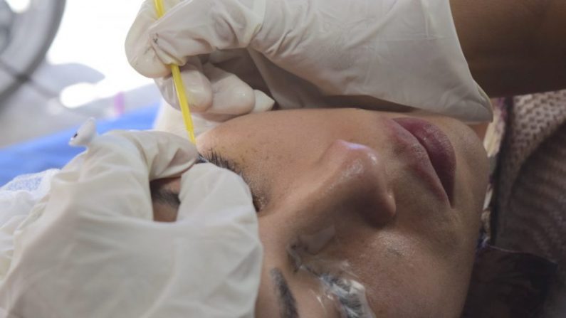 Imagen de un procedimiento de microblade de cejas en una mujer. (Rafa Pacheco/Pixabay)