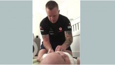 Papá tatuado y musculoso casi vomita mientras cambia el pañal a su bebé. ¡Su reacción es para reír!