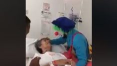 Se viste de payaso para reconfortar a su abuela moribunda y sus palabras hacen llorar