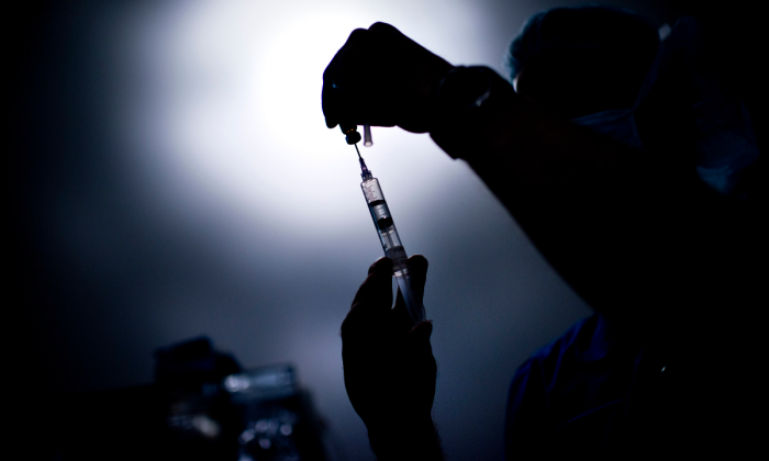 Un médico introduce medicamento en una jeringa. (Brendan Smialowski/AFP/GettyImages)