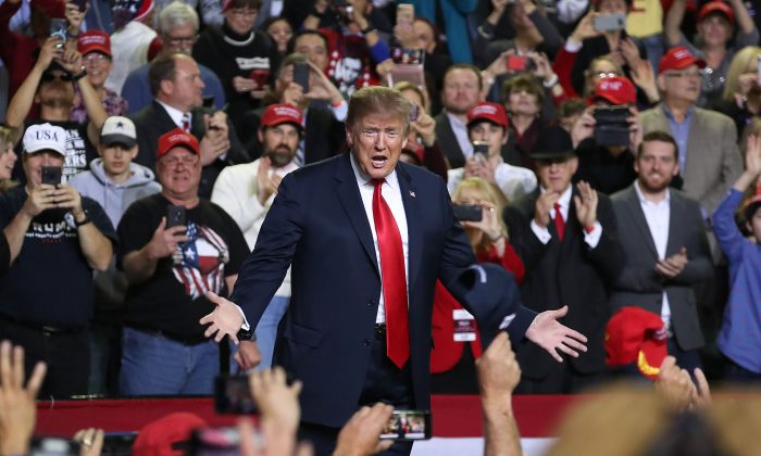 El presidente de Estados Unidos, Donald Trump, asiste a un acto en el Coliseo del Condado de El Paso el 11 de febrero de 2019 en El Paso, Tex. (Joe Raedle/Getty Images)