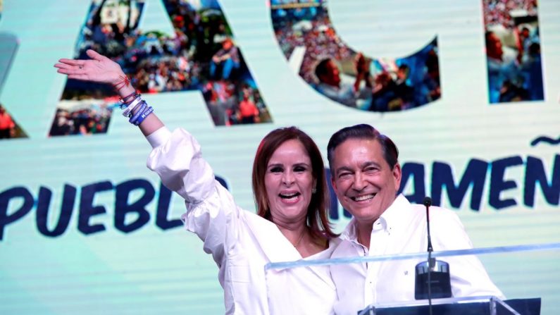 El candidato presidencial Laurentino Cortizo (d) celebra junto a su esposa Yasmin de Cortizo (i) mientras se dirige a sus simpatizantes tras conocer el resultado de las elecciones de este domingo, en Ciudad de Panamá (Panamá). EFE
