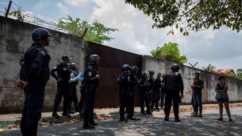 Imagen de archivo de miembros de la Policía custodiando la salida de una cárcel en Venezuela. EFE/Archivo
