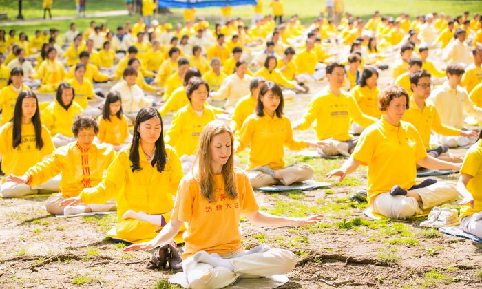 Los practicantes de Falun Dafa meditan en el Central Park de Nueva York, el 10 de mayo de 2014. (Dai Bing/La Gran Época)