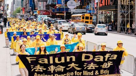 Cerca de 10.000 personas desfilan en Nueva York para denunciar una persecución en China