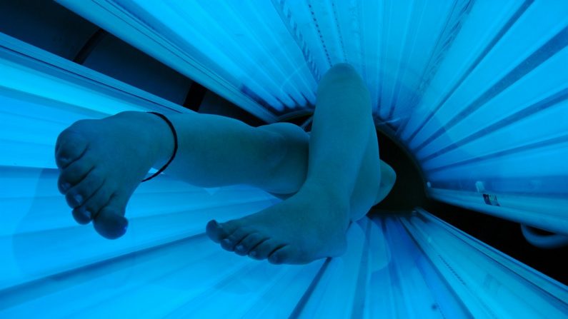 Imagen ilustrativa de una persona dentro de una cama solar. (Vitamin D Fix | Flickr)